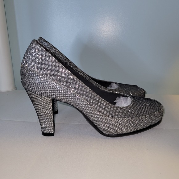 A2 by Aerosoles Silve Dress Shoe Slip on Pump‎ Sz 6 Womens Sparkle Peep-Toe EUC - Picture 1 of 7